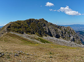 Il lungo arco roccioso formato dal Versante Nord della Serra di Celano.