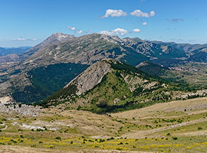 Affaccio sulla Valle di Curti, alle spalle il piccolo Monte Faito e sullo sfondo la Magnola (al centro) ed il Cafornia (a sx).