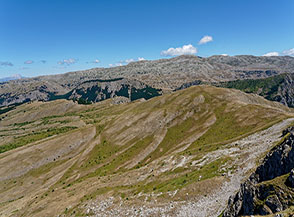 La prativa Serra di Curti ed il Sirente (sullo sfondo) visti dalla Serra di Celano.