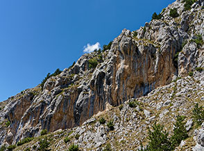 Caratteristiche formazioni rocciose che s&rsquo;incontrano sotto il margine occidentale del Piano di San Vittorino.