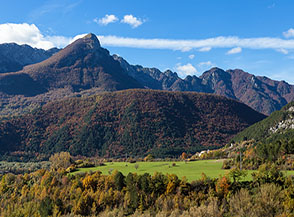 Vista sulla verde Piana del Perito, alle spalle si erge il piramidale Sterpi d&rsquo;Alto e sullo sfondo la Camosciara.