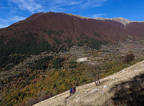 La vista sul Monte Mattone al di l&agrave; della valle ci accompagna per tutta la salita verso lo Stazzo Affogata.