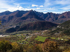 Villetta Barrea adagiata sul fondo della Valle del Sangro, alle sue spalle le cime de la Camosciara.