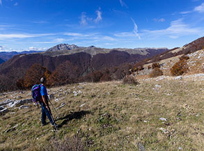 Vista dallo Stazzo Affogata con il massiccio del Marsicano sullo sfondo.