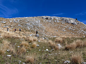 Il suggestivo paesaggio che s&rsquo;incontra sopra lo Stazzo Affogata salendo verso la cresta sommitale.