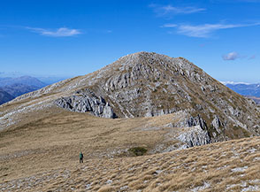 Sulla cresta sommitale nei pressi di Cima Iafondeccia, in cammino verso Serra Rocca Chiarano.