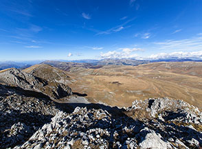 Panorama verso nord da Serra Rocca Chiarano, sotto di noi il vasto Piano le Gravare.