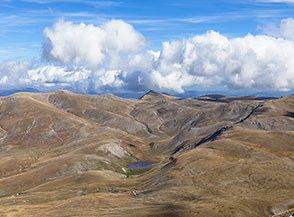 Accerchiato dai monti e solitario, come un&rsquo;oasi nel deserto, ci appare il Lago Pantaniello.
