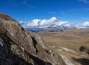 Scorcio sul fianco della Cresta Sud di Serra Rocca Chiarano, sullo sfondo i prati di Piano le Gravare.