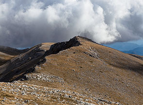 La cresta sommitale con vista sulla punta di Rocca Chiarano.