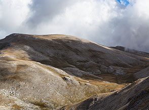 Il Monte Greco (sulla sx) e l&rsquo;inizio della Valle Pistacchio (sulla dx in basso) visti da Rocca Chiarano.