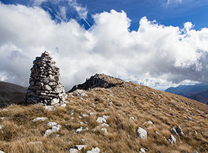 Grosso ometto sul filo della Cresta Nord di Rocca Chiarano.