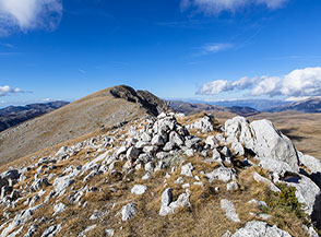 In cima a Rocca Chiarano con Serra Rocca Chiarano sullo sfondo.