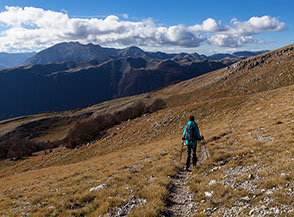 Calando a mezza costa verso la conca del Pozzacchio.