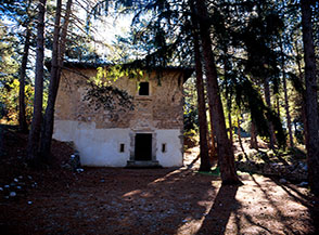 La chiesetta di San Lorenzo delle Serre, nascosta nella Pineta Palitti.