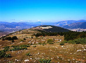 La Facolt&agrave; d&rsquo;Ingegneria dell&rsquo;Universit&agrave; dell&rsquo;Aquila, vista dalla cresta della Solagna di Bagno.