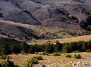 Vista sui pendii di Costa Grande che degradano in Valle di Roio.