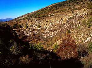 La gigantesca dolina della Canetra di Mezzo in Valle di Roio.