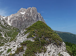Scorcio con il Corno Grande lungo il sentiero per il Vado di Corno.