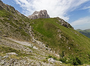 Vista sul colle che separa la Conca del Vaduccio dalla Valle dell&rsquo;Inferno.