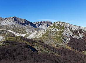 Monte delle Lenzuola (sulla dx) visto dal Monte Arso.