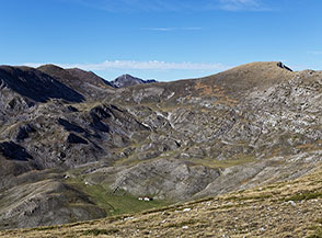 Affaccio sull&rsquo;ampia testata alla Valle della Genzana con sulla dx la Costa della Tavola.