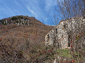 &ldquo;Come in una favola&ldquo; (casolare che sembra sospeso nel tempo, isolato e avvolto dalla vegetazione nel Fosso dei Peschi, sullo sfondo le rupi di Vena Rocca).