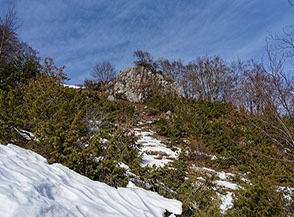 In vista dello sperone roccioso sul versante orientale di Cimata di Castello.