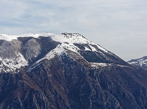 Vista sul Monte Giano sotto la cui cima si nota la celebre scritta DUX.