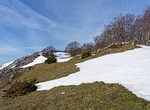 La neve arretra sulla Cresta Est di Cimata di Castello.