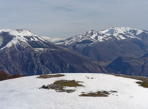 Da Cimata di Castello vista sui monti Giano (a sx) e Calvo.