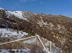La testata del Fosso dei Peschi sul versante meridionale di Cimata di Castello.