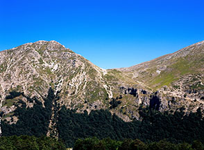 Cimata di Macchia Triste ed il Malopasso (al centro) visti da Capo di Teve.