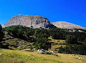 La grande muraglia rocciosa di Rava Palazzo domina i prati di Capo di Teve.