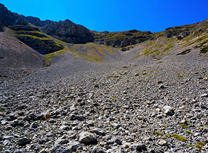 Il vasto ghiaione nel Canalone di Rava Palazzo sopra Capo di Teve.