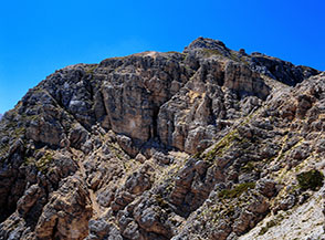 Gli aspri pilastri che sottendono il versante orientale di Cimata di Rava Palazzo.
