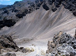 Il grande circo glaciale di Fossa Cavallo, racchiuso fra Cimata di Rava Palazzo e la cresta del Castello del Costognillo.
