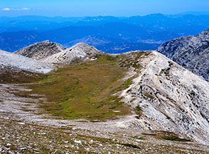 La conca/piano prativo ai cui margini si trova la Capanna di Sevice.