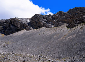 Gli appicchi rocciosi che chiudono la testata del Vallone di Teve.