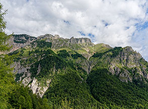 Vista sulla Val Rossa con gli spalti del Monte Spilech in basso e quelli del Becco di Filadonna in alto.