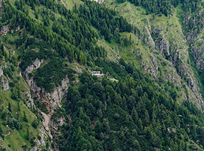 Sperduto sui ripidi fianchi della montagna il Rifugio Casarota.