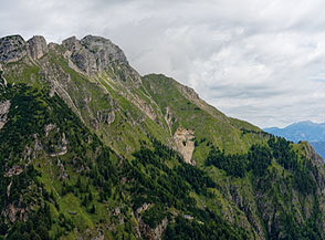 Il ripido Versante Sud (Val Rossa) del Becco di Filadonna.