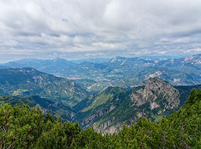 Giunti sulla cresta sommitale del Cornetto si scopre la vista sulla Val Lagarina.
