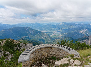 Sulla cima del Cornetto di Folgaria la rosa dei monti che guarda la Val Lagarina.