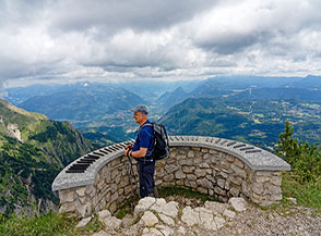 Sulla cima del Cornetto di Folgaria la rosa dei monti che guarda la Val Sugana.