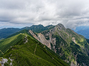 La cresta sommitale della montagna ripresa dal Cornetto: di fronte a noi il Becco di Filadonna e sulla sx la Vigolana.