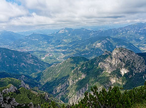 Dal Cornetto di Folgaria vista sulla Val di Gola dominata sulla dx dal Monte Spizom.