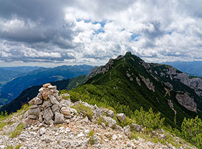 Ometto di vetta della Seconda Cima, sullo sfondo il Cornetto di Folgaria.