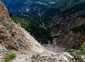 Vertiginoso affaccio sulla testata del Fosso del Centa.