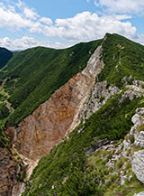 Sul Versante Est della Terza Cima si apre un colossale baratro, come se avessero strappato via un pezzo di montagna.